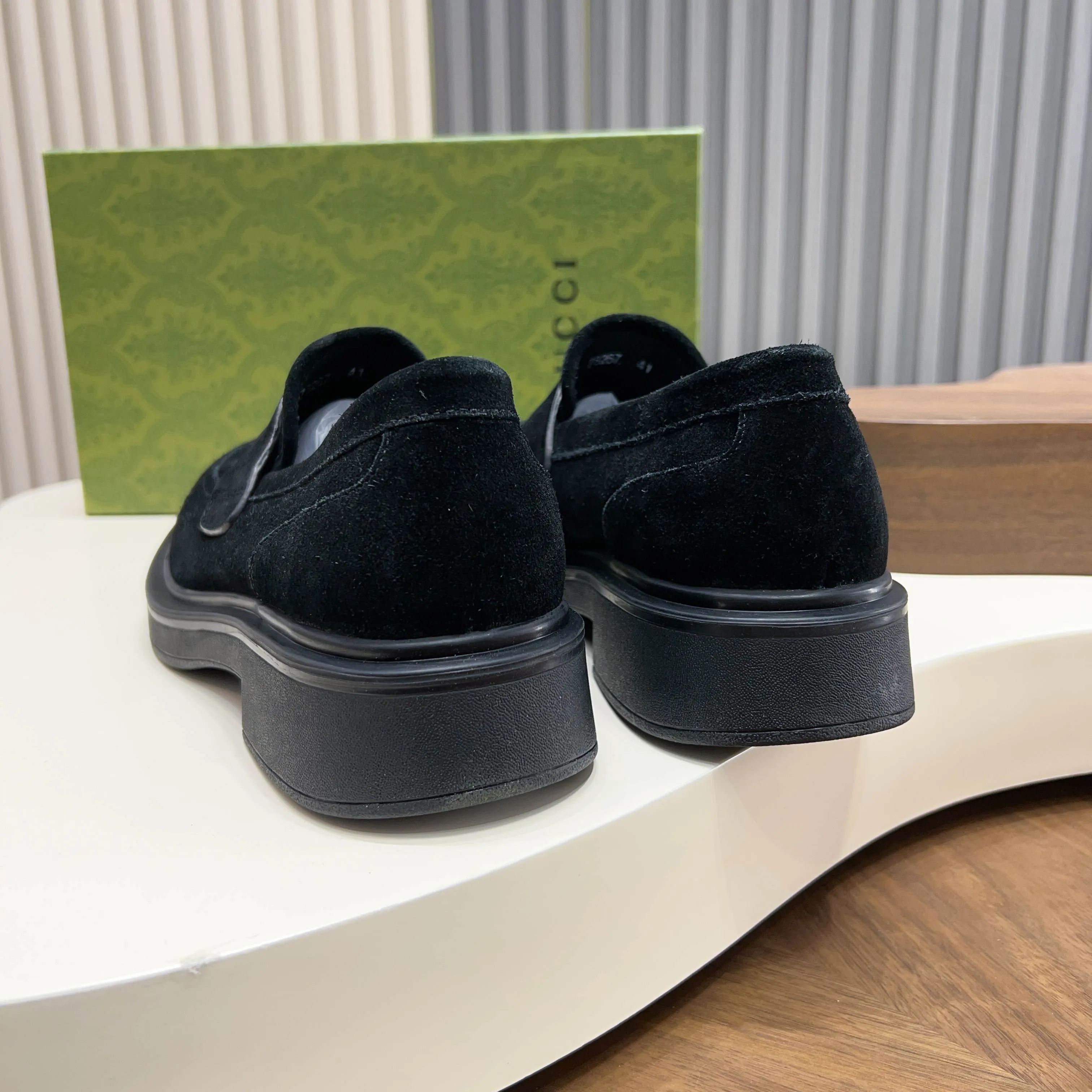 💰780 Gucci/Gucci new men’s lace-up shoes with GG details, matte cow leather derby shoes! The design of this men's lace-up shoe is rooted in the brand's heritage. Crafted from premium waxed cow leather, it is embellished with GG printed embossed suede leather details, a nod to Gucci's iconic monogram. The rubber sole decorated with GG pattern adds a touch of modern fashion to this design. Typical three-joint style design. European and American classic version, full calfskin lining. The overall upper texture is soft and the lining is comfortable and breathable. 2CM thickened soft rubber sole, easy to control. Versatile and stylish upper foot, multiple colors available to meet different matching needs, complete package! Size: 39-40-41-42-43-44 leather shoe size (38.45.46 can be customized)